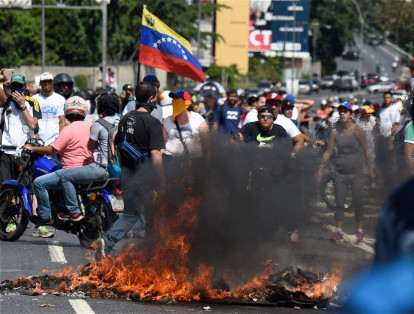 La policía antidisturbios y miembros de la oposición se enfrentan en algunas calles de Caracas.