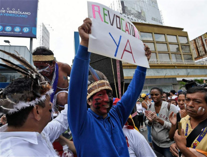 Indígenas venezolanos también salieron a a las calles de Caracas.