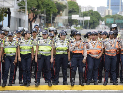 Fuerzas de seguridad venezolanas están dispuestas en varias de la principales vías de Caracas para impedir la avanzada de los manifestantes.