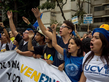 Los principales dirigentes de la oposición, como Henrique Capriles, Henry Ramos Allup y otros, se ubicaron en varios puntos del este de Caracas, bastión opositor, para reunir a sus seguidores.