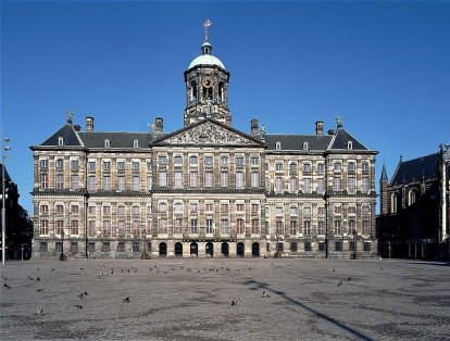 Entre los sitios a destacar de Ámsterdam, capital de los Países Bajos, están los museos Rijksmuseum, Stedelijk y la Casa Rembrandt.