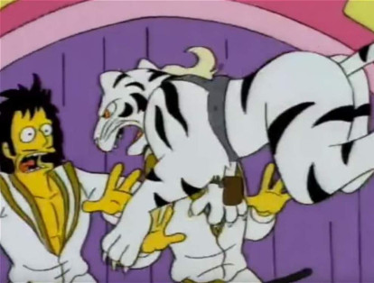 Siegfried & Roy, dúo que hacía espectáculo de ilusiones, fue parodiado en un capítulo de Los Simpson, en 1993, en donde Roy es atacado por un tigre. 10 años después, sucedería en la vida real.
