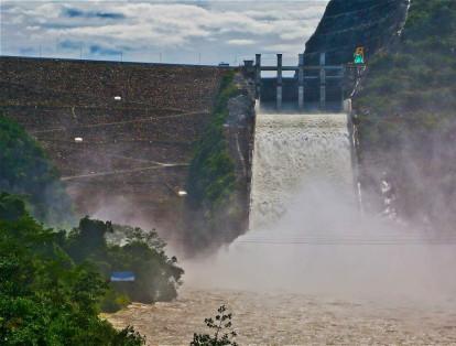 Construida sobre una base de 500 metros, la presa mide 345 metros de ancho en su parte más alta.