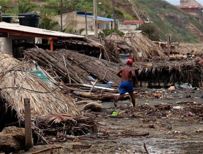 El huracán dejó cuatro muertos en República Dominicana y tres en Haití, cuya región sur quedó aislada tras la caída de un puente en la única ruta que conecta la región con la capital.