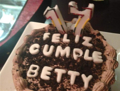 La actriz Luces Velásquez, quien hizo de 'Bertha', mostró la torta de cumpleaños de la producción.