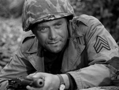 El actor estadounidense, Vic Morrow, murió mientras filmaba la película 'Twilight Zone: The Movie' (1983), al ser decapitado por la hélice de un helicóptero de la producción.