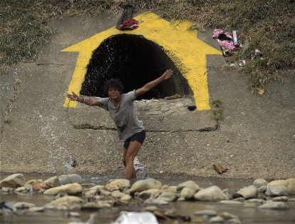 El río Medellín también es hogar de habitantes de calle, quienes deben soportar las basuras que se acumulan en él.