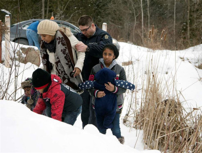 Luego de peligrosas caminatas a través de la nieve y con temperaturas muy bajas, llegan los inmigrantes a Canadá.