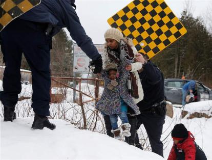 Menores de edad y sus padres intentan llegar a Canadá desde Estados Unidos.