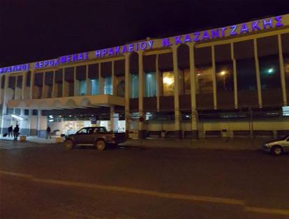 El Aeropuerto Internacional de Heraklión Nikos Kazantzakis (Grecia) no cuenta con lugares de descanso cómodos y tiene problemas de higiene.