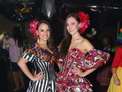 Gabriela Pinzón, reina de Polleras, e Isabela Santamaría, reina de Bogotá en el Carnaval de Barranquilla.