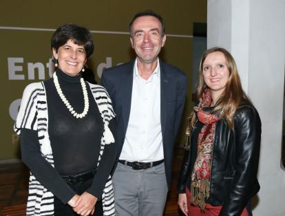 Ana María Cortés, Christophe Chavagneux y Camille Buttin.