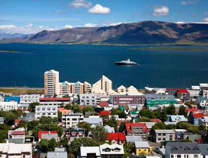 Islandia, al estar apartada de Europa y con tan pocas hectáreas de tierras fértiles, tiene que importar casi toda su comida, lo que hace que comprar productos de la canasta familiar sea costoso.