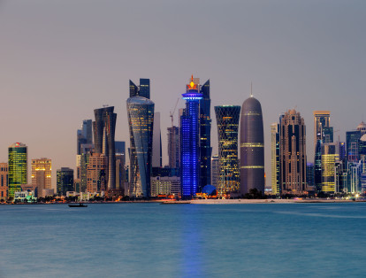 A pesar de que a Qatar llega mucha mano de obra extranjera con muy buenos sueldos, el costo de la vida equilibra la balanza.