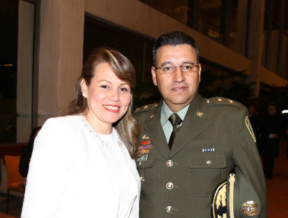 Tatiana Sánchez y el general Fernando Murillo.
