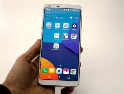 LG, por su parte, presentó el G6, un celular cuya particularidad es que la pantalla tiene una relación de aspecto de 2:1 (2 veces más alta que ancha).