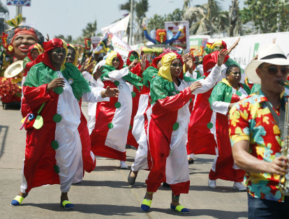 La comparsa 'Baila la paz' fue una de las que encabezó el desfile del domingo de Carnaval.