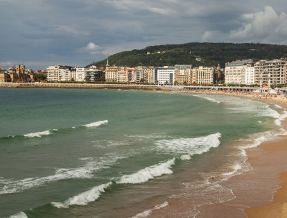 Playa de la Concha en España es uno de los paraísos más visitados de ese país.