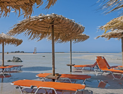 Ubicada al suroeste de Creta, la playa de Elafoinsien es mundialmente reconocida por su arena color rosa.