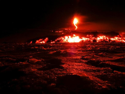 En la isla siciliana se pudieron ver fuentes de lava brotando hacia el cielo, que superaron varios cientos de metros de altura.
