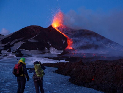 También se apreciaron explosiones de fuego y una colada de lava que se dirigió hacia el suroeste, en dirección al pico Monte Frumento Supino, según el instituto de Catania.