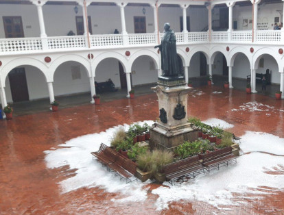 En los últimos días las fuertes lluvias han dejado imágenes como esta de la plazoleta de la Universidad del Rosario