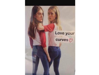 El nuevo eslogan de Zara 'Love your curves' (ama tus curvas) fue duramente criticado por mostrar a dos jóvenes delgadas en vez de mujeres curvilineas.