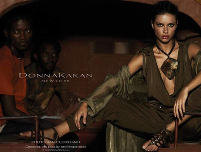 Esta imagen de una de las campañas de la marca Donna Karan, protagonizada por Adriana Lima, fue tildada de racista.
