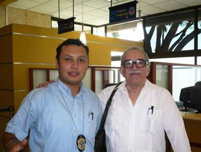 Con esta foto Mauricio Pérez recuerda el día que conversó con Gabo en el 2004, en Migración D.A.S del aeropuerto Rafael Núñez de Cartagena.