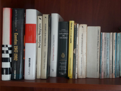 En una biblioteca casera, Martha Monroy mantiene su selección de libros favoritos de Gabo.