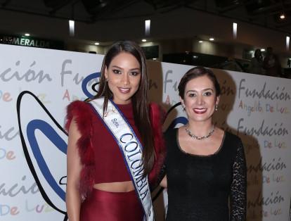 La Señorita Colombia Andrea Tovar y María Paola Mejía, presidenta de la fundación.