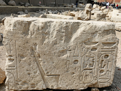 El otro fragmento de estatua es de cal, y pertenecería a la época del rey Seti II.