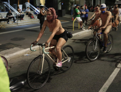 Decenas de ciclistas pedalearon hoy desnudos por el centro de Sao Paulo para enseñar su fragilidad a los conductores y denunciar las más de mil de muertes de compañeros que hay cada año en las carreteras brasileñas.
