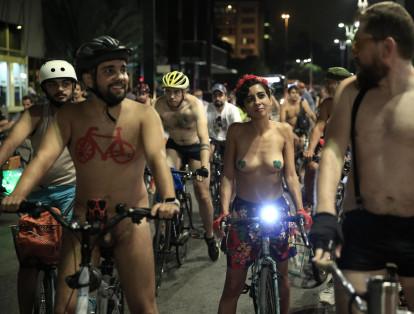 La "Pedalada Pelada" (Pedaleo Desnudo), que se celebra desde hace una década y denuncia la vulnerabilidad de los ciclistas.