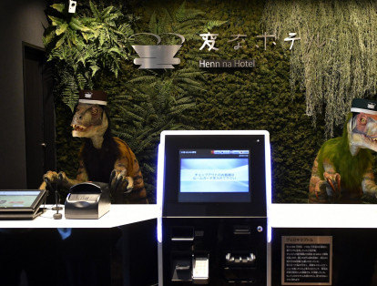 Robots humanoides, capaces de establecer conversación con los huéspedes atenderían el hotel junto a los dinosaurios.