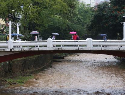 Las sombrillas y y las chaquetas se verán constantemente en la ciudad, ya que las lluvias se prolongarán hasta junio según la CVC.