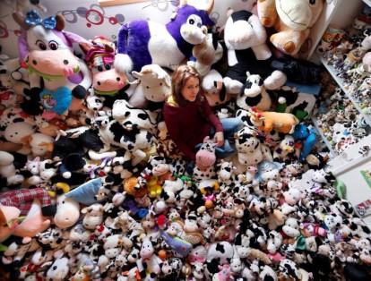 La modelo francesa Emeline Duhautoy tiene en su casa una colección de 1.679 vacas de peluche que ha coleccionado desde hace siete años.