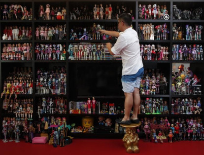 Jian Yang posee una colección de más de 6.000 Barbies, muchas de ellas con diversos accesorios propios de este tipo de muñecas.