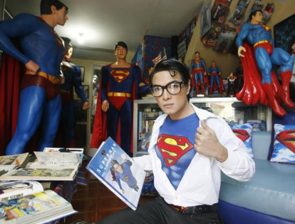 Herbert Chavez no solamente tiene una de las colecciones más grandes sobre Superman, sino que también se ha realizado diversas cirugías estéticas para parecerse a su superhéroe favorito.
