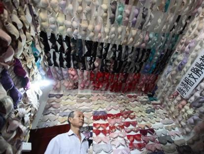 Chen Qingzu tiene una colección de más de 5.000 sostenes. Durante 20 años los ha recolectado a lo largo de la ciudad china de Sanya, con el fin de realizar obras benéficas con el fin de concientizar sobre el cáncer de mama.