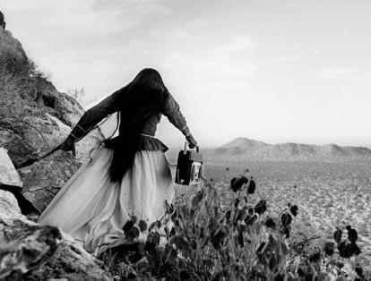 "Mujer ángel" (Desierto de Sonora, 1979).