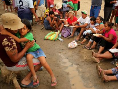 Habitantes de Huachipa en espera de la ayuda luego de perder sus viviendas y la mayoría de sus pertenencias.