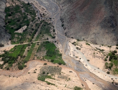 Vista aérea en la que se observa la carretera que comunica el centro poblado de Cuculi Villa Pampilla destruida por las lluvias en la provincia de Huarochiri.