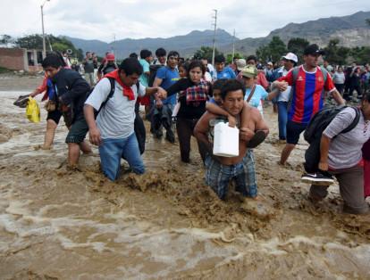 En Trujillo, los habitantes tuvieron que abandonar sus casas y caminar entre el agua para salvar sus vidas.