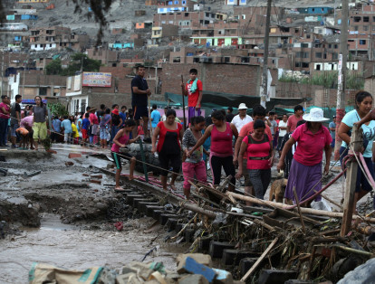 Habitantes de Huachipa tuvieron que improvisar puentes y vías para poder abandonar las zonas inundadas.