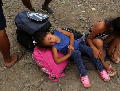 Estas niñas de Piura tuvieron que dejar sus hogares y descansar en el piso con lo poco que pudieron salvar.