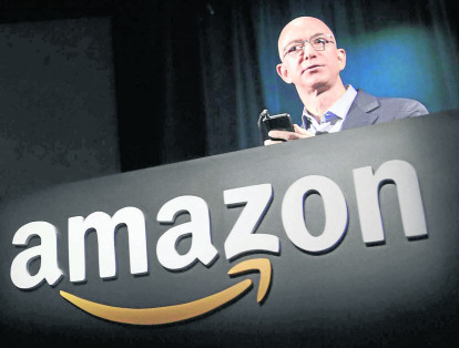 Jeff Bezos, gracias a Amazon, es el tercero en la clasificación con 72.800 millones de dolares.