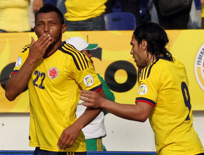 Carlos Valdés (izq.) y Radamel Falcao (der.) festejan uno de los goles frente a Bolivia.