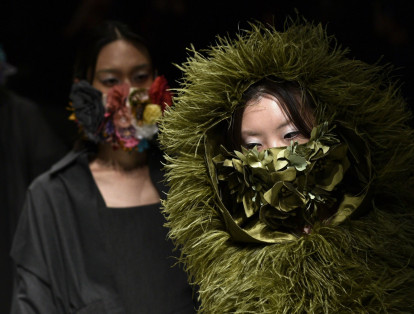 Creación del diseñador vietnamita Nguyen Cong Tri durante un desfile celebrado en el marco de la Semana de la Moda de Tokio (Japón).