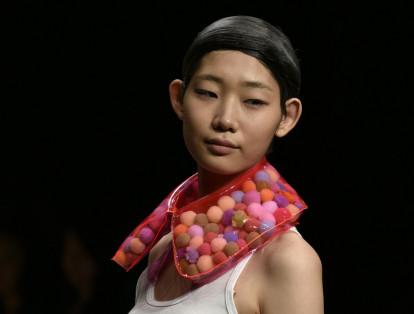 Una modelo presenta una creación del equipo creativo de la firma "ha-ha" durante un desfile celebrado en el ámbito de la Semana de la Moda de Tokio (Japón).
